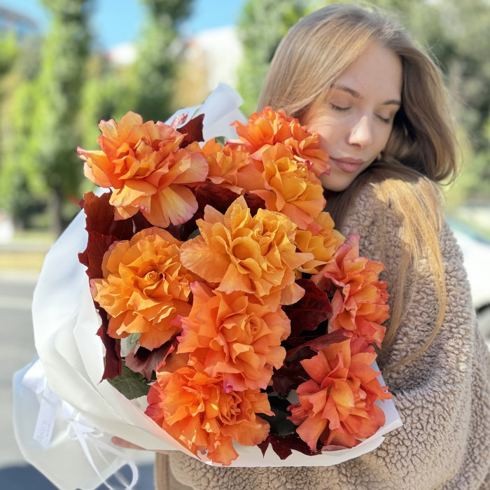 Букет из 11 пышных роз Фри Спирит с куэркусом 50 см