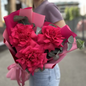Букет из 3 пышных роз Пинк Флойд с эвкалиптом Букет из 3 пышных роз Пинк Флойд с эвкалиптом
