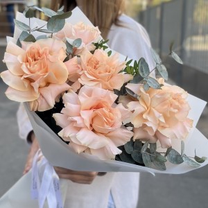 Букет из 5 пышных абрикосовых роз Принцес Краун с эвкалиптом Букет из 5 пышных абрикосовых роз Принцес Краун с эвкалиптом