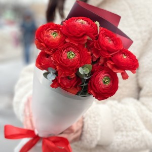 9 красных Ранункулюсов с эвкалиптом 9 красных Ранункулюсов с эвкалиптом