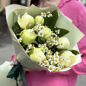 Букет из 7 лимонных пионов с ромашкой