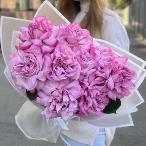 Букет из 9 пышных сиреневых роз Куинс Краун