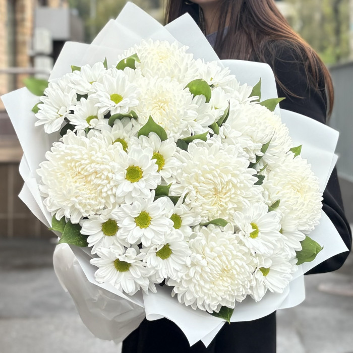 Микс из 15 белых хризантем