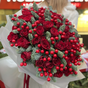 Новогодний букет из 51 красной розы и нобилиса
