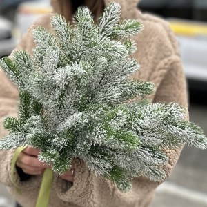 Ветки еловые искуственные со снегом Ветки еловые искуственные со снегом