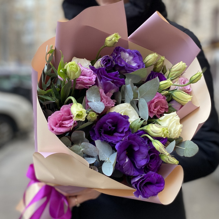 Яркие эустомы с эвкалиптом
