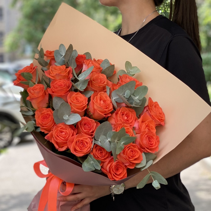 25 роз Вау с эвкалиптом