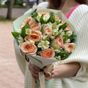 11 пионовидных роз Гравити с альстромерией 11 пионовидных роз Гравити с альстромерией