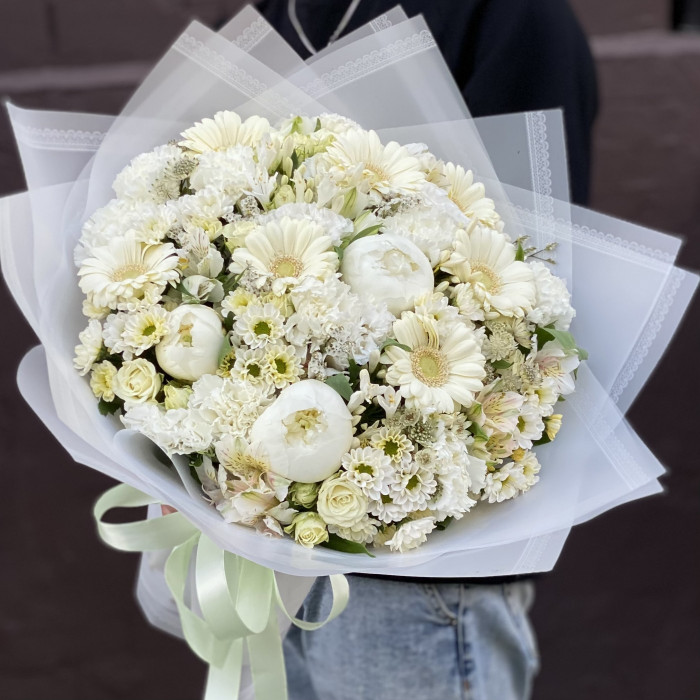 Букет Жемчужина с герберами и пионами