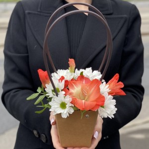 Композиция с хризантемой и коралловым гладиолусом в сумочке Композиция с хризантемой и коралловым гладиолусом в сумочке