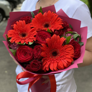 Букет из красных гербер и роз