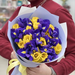 Букет из синих ирисов и желтых нарциссов Букет из синих ирисов и желтых нарциссов
