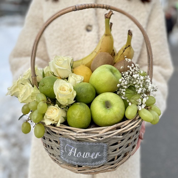 Композиция с фруктами в корзине Летний вкус