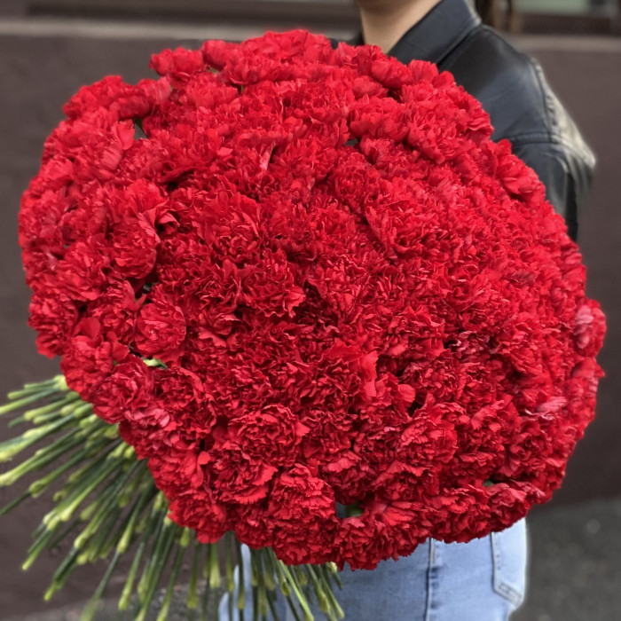 200 красных гвоздик