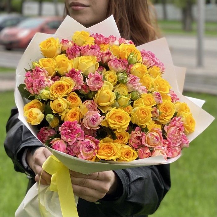 Дуэт из 25 кустовых роз Лотус и Еллоу бейби