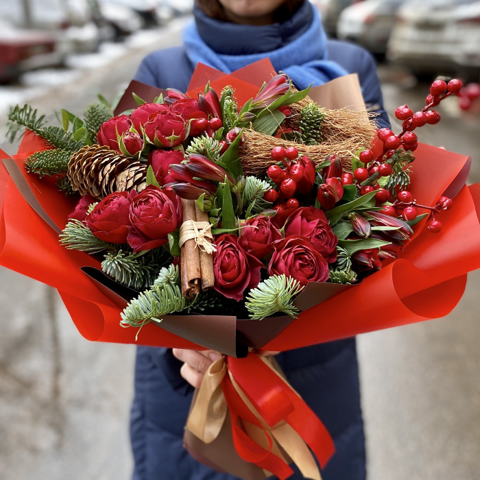 Новогодний букет из шишек и красных роз