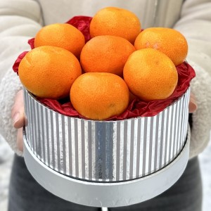 Средняя подарочная коробка с мандаринами Средняя подарочная коробка с мандаринами