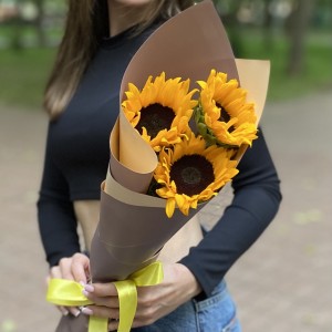 Букет из трёх подсолнухов Букет из трёх подсолнухов
