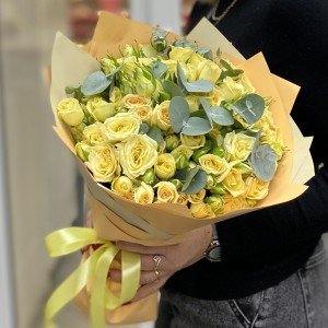 15 лимонных кустовых роз с эвкалиптом 15 лимонных кустовых роз с эвкалиптом