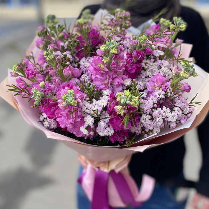Букет из розовых маттиол