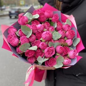Букет пионовидных малиновых роз Классик Баблс Букет пионовидных малиновых роз Классик Баблс