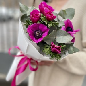 7 малиновых анемонов с эвкалиптом 7 малиновых анемонов с эвкалиптом
