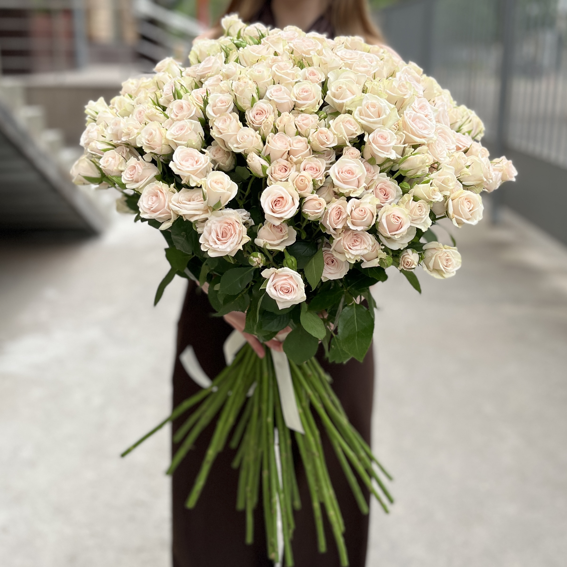 45 кустовых роз Роял Порцелина 70 см