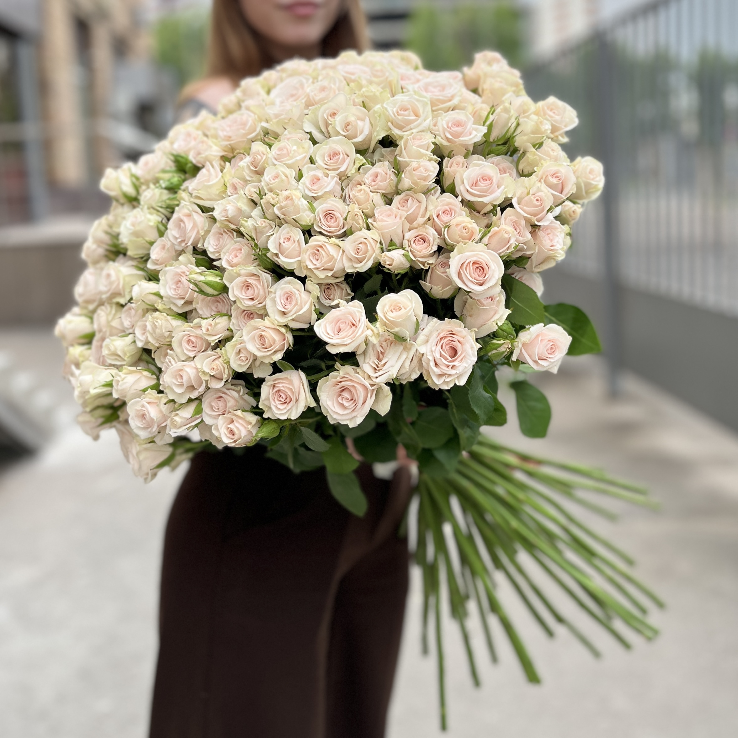 45 кустовых роз Роял Порцелина 70 см