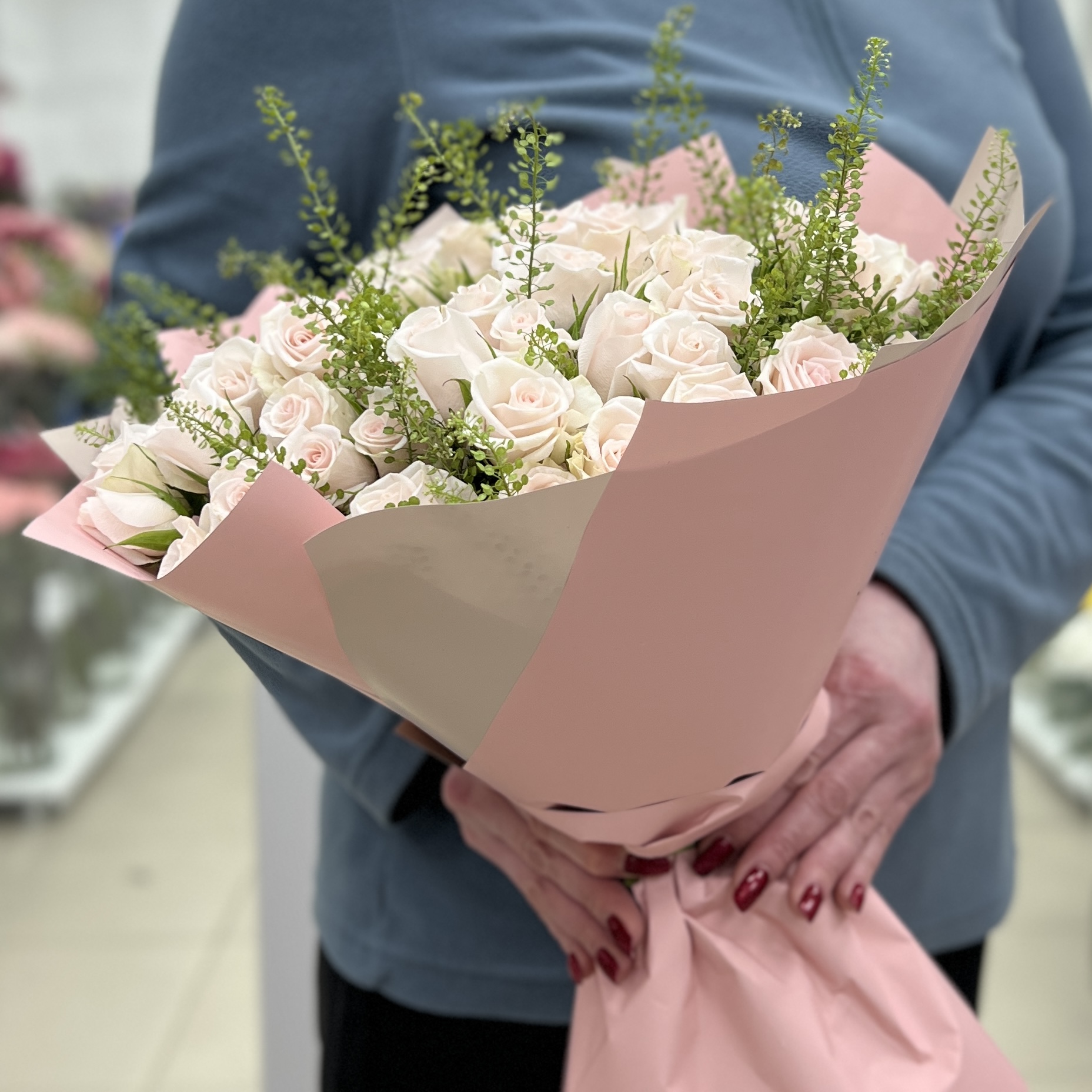 19 светло-розовых кустовых роз Роял Порцелина 50см