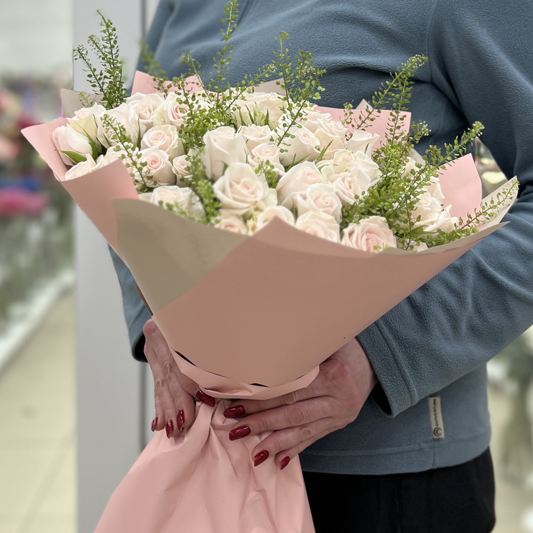 19 светло-розовых кустовых роз Роял Порцелина 50см