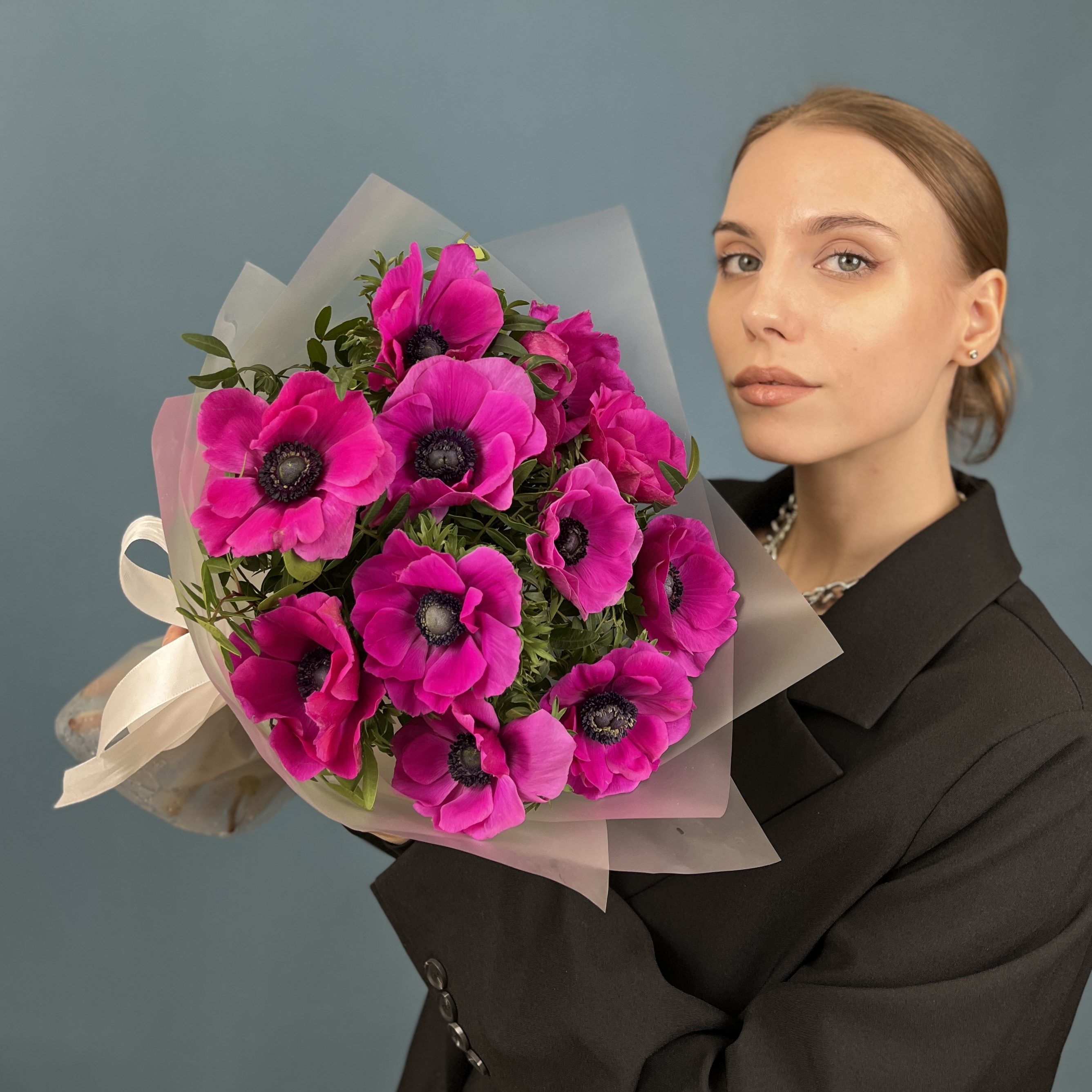 11 малиновых анемонов