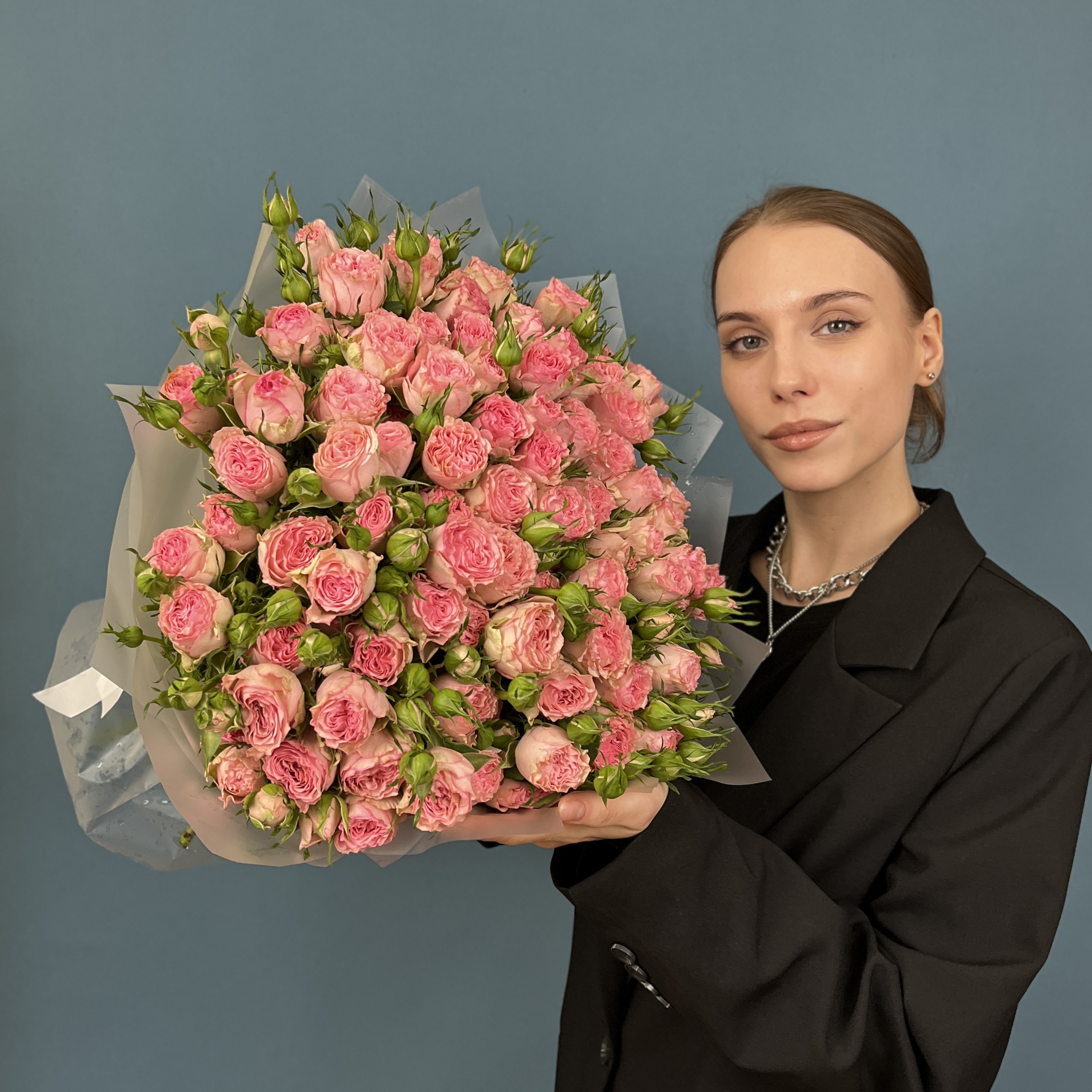 25 кустовых пионовидных роз Фенси Блоссом 50 см