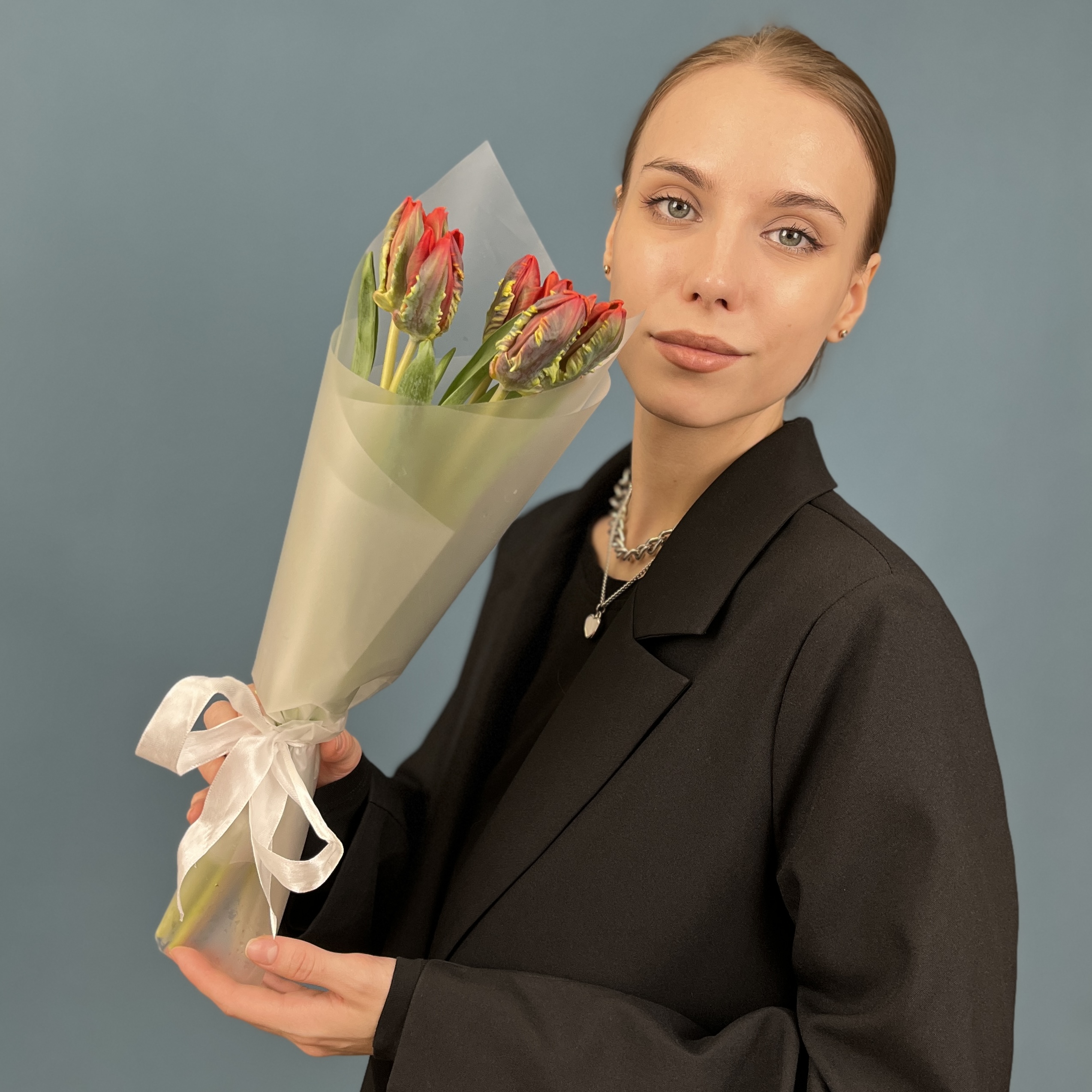 5 красных тюльпана с желтым краем Попугай Рококо