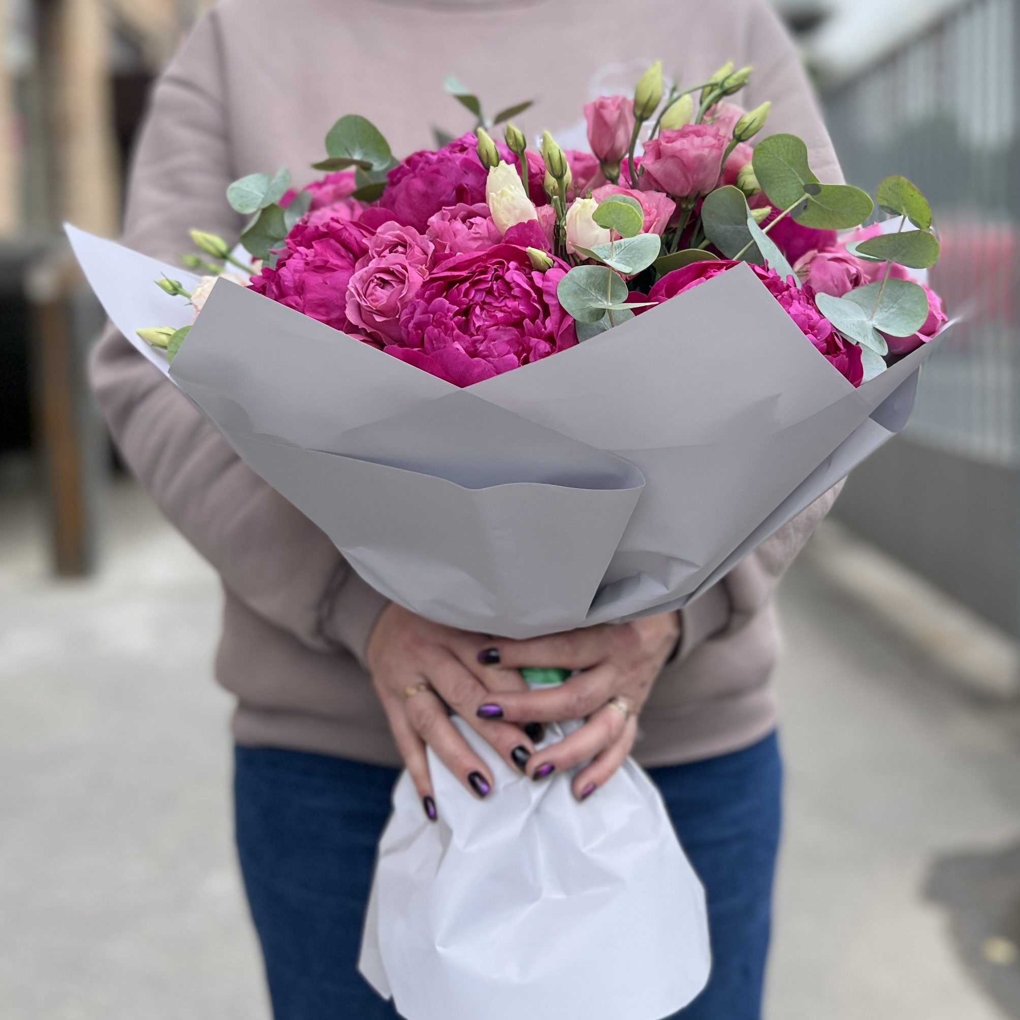 7 ярких фиолетовых пионов с эустомой