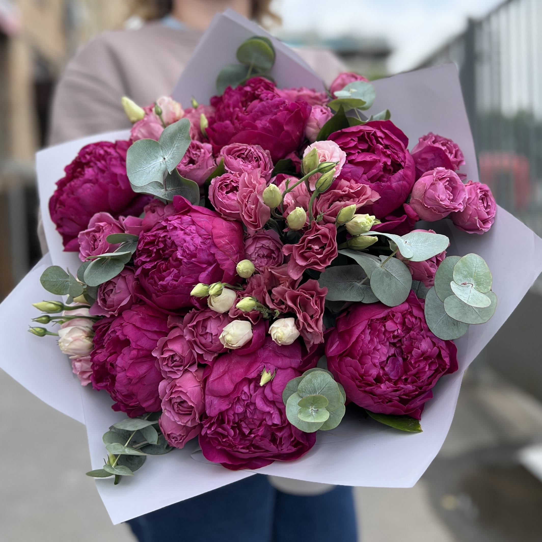 7 ярких фиолетовых пионов с эустомой