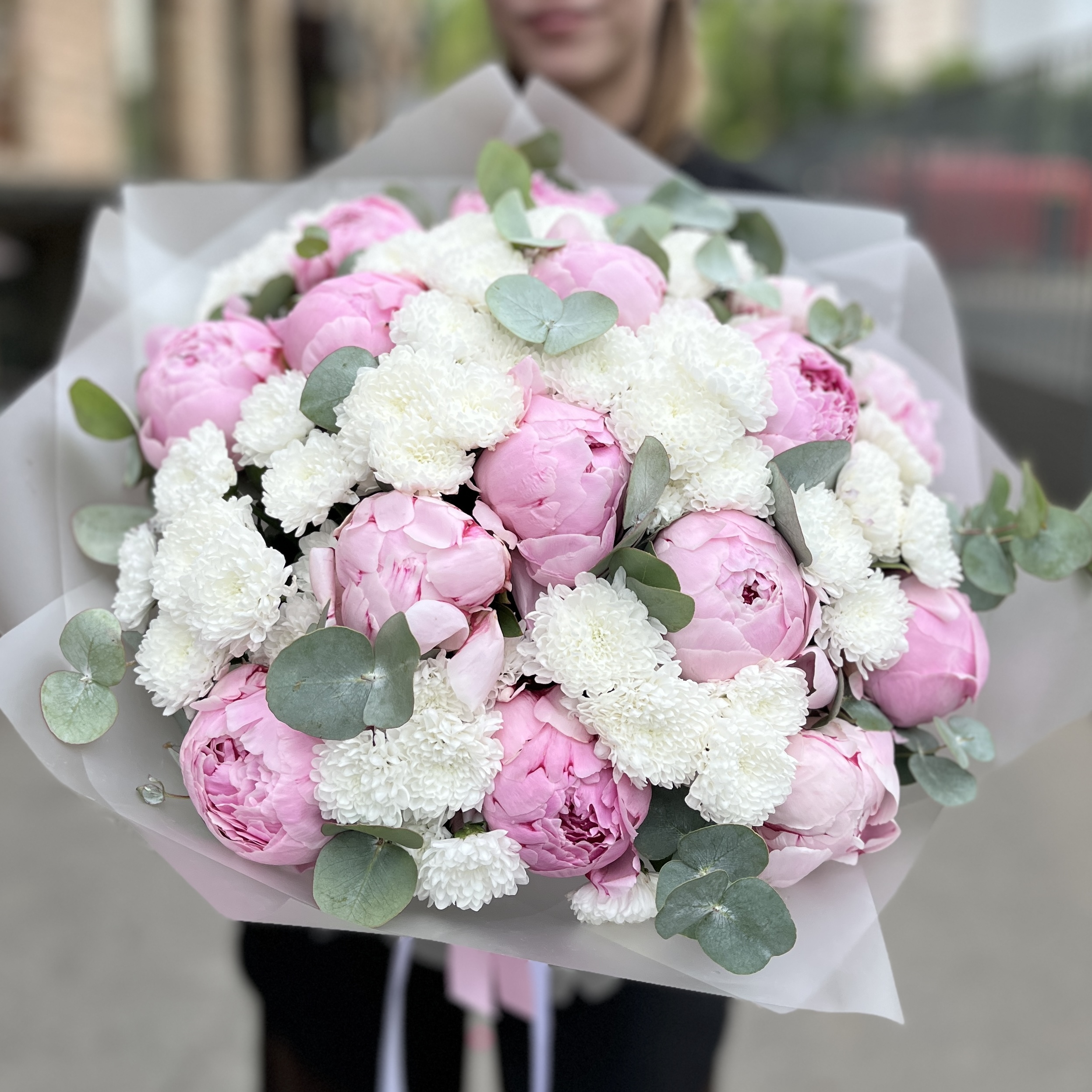 Нежный букет из пионов Сара Бернар и белых хризантем
