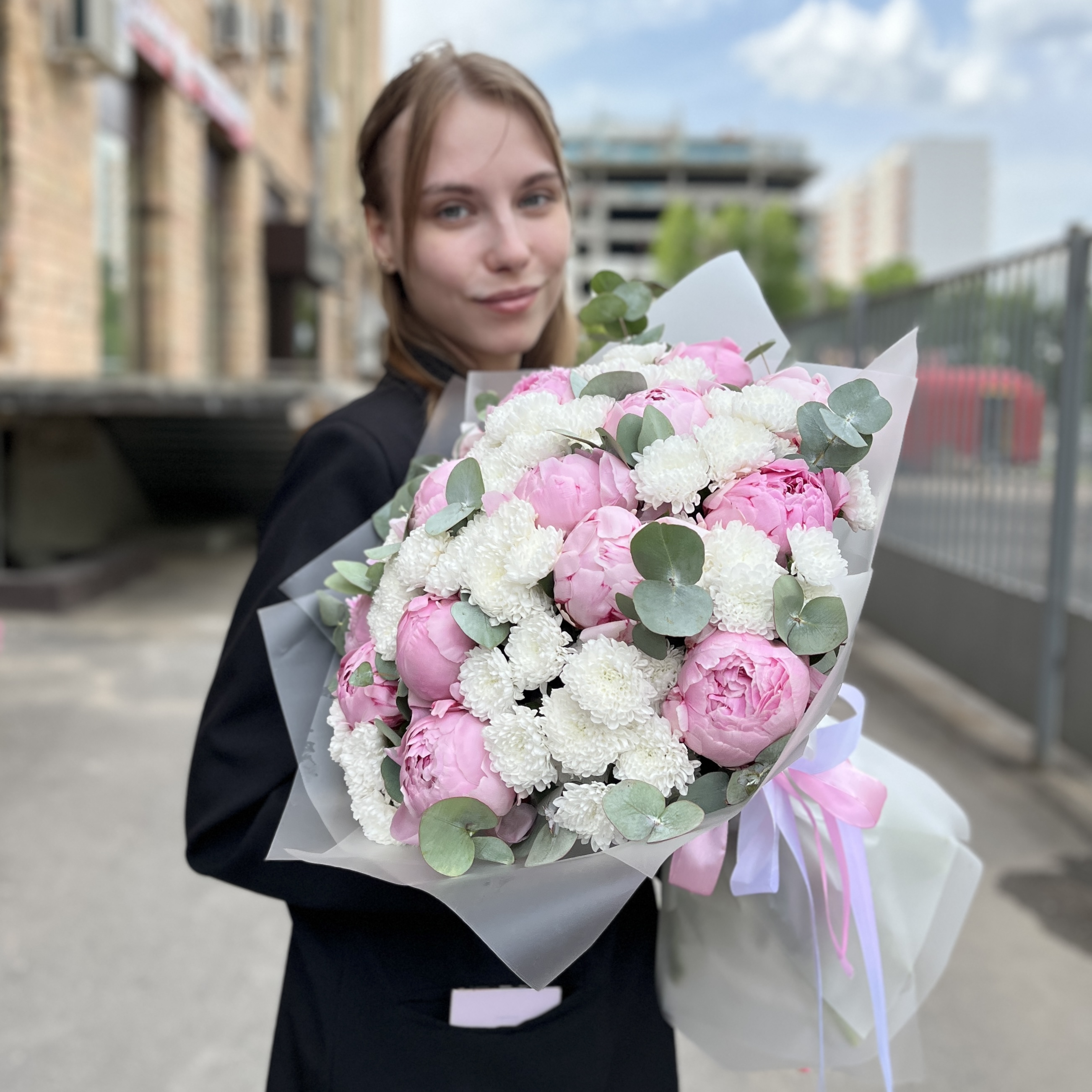 Нежный букет из пионов Сара Бернар и белых хризантем