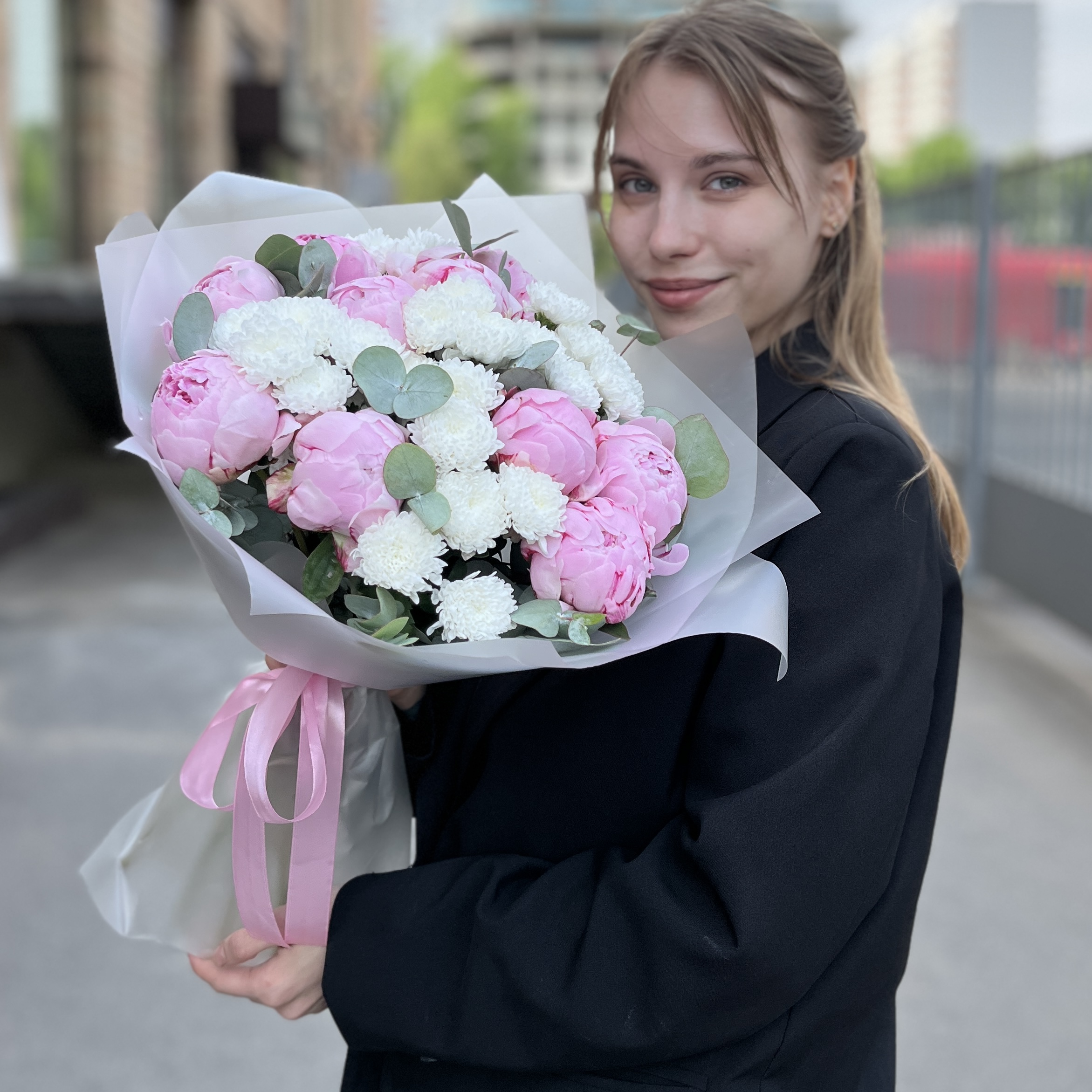 Средний букет из пионов Сара Бернар и белых хризантем