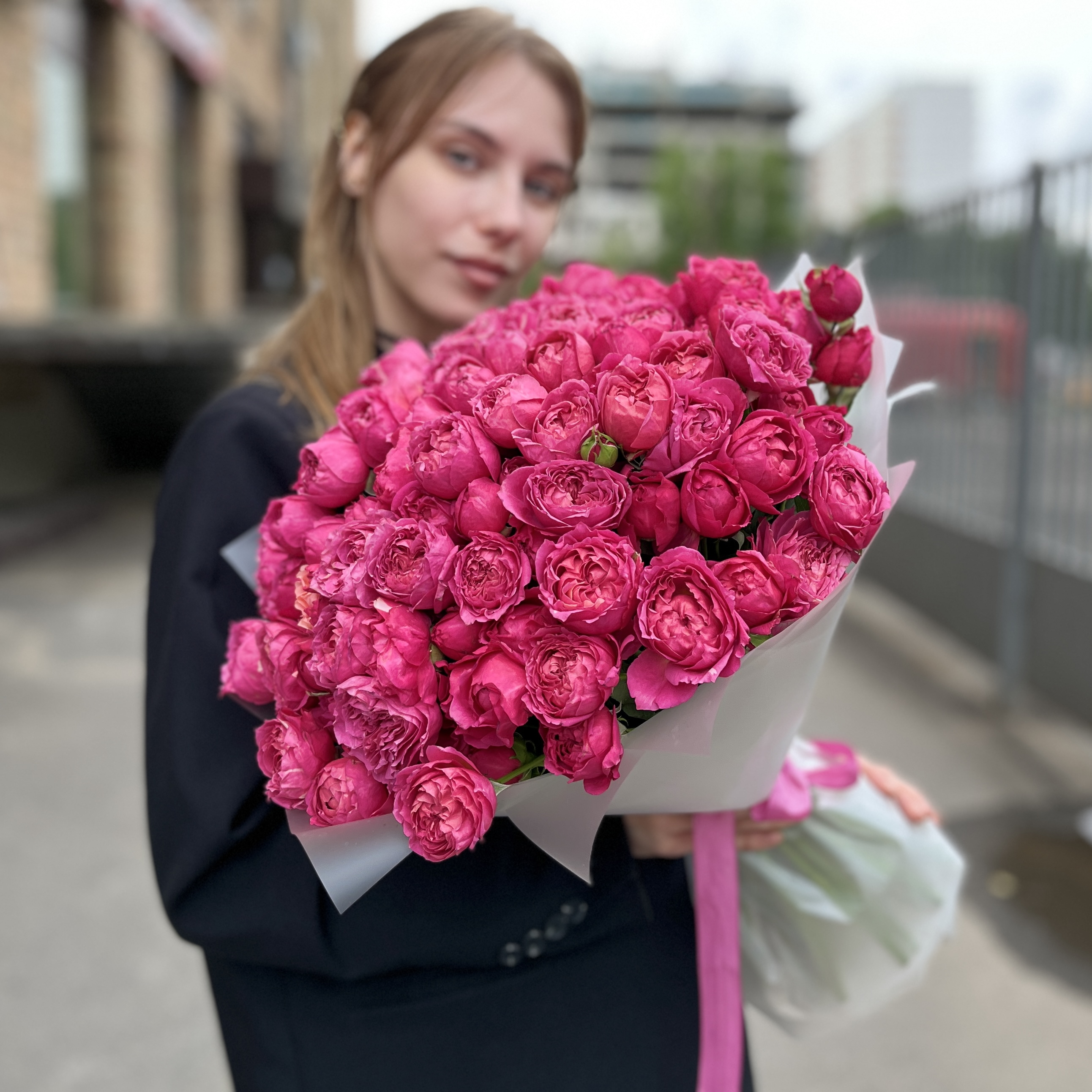 35 кустовых пионовидных роз Вишневая Джульетта