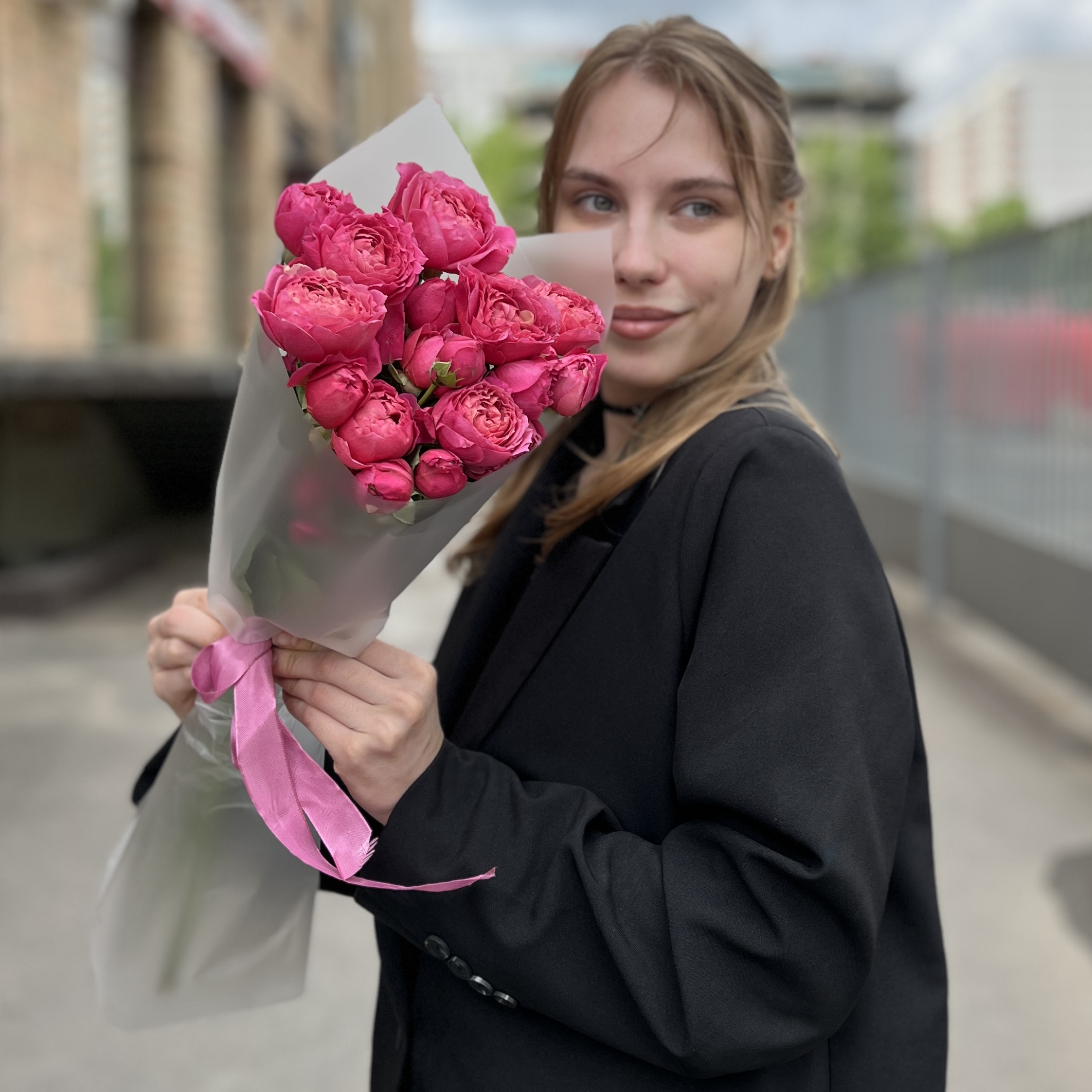 5 кустовых пионовидных роз Вишневая Джульетта