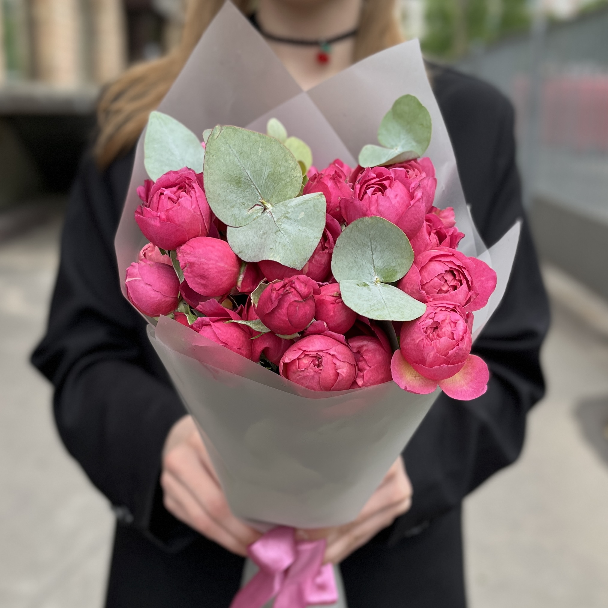 7 кустовых пионовидных роз Вишневая Джульетта