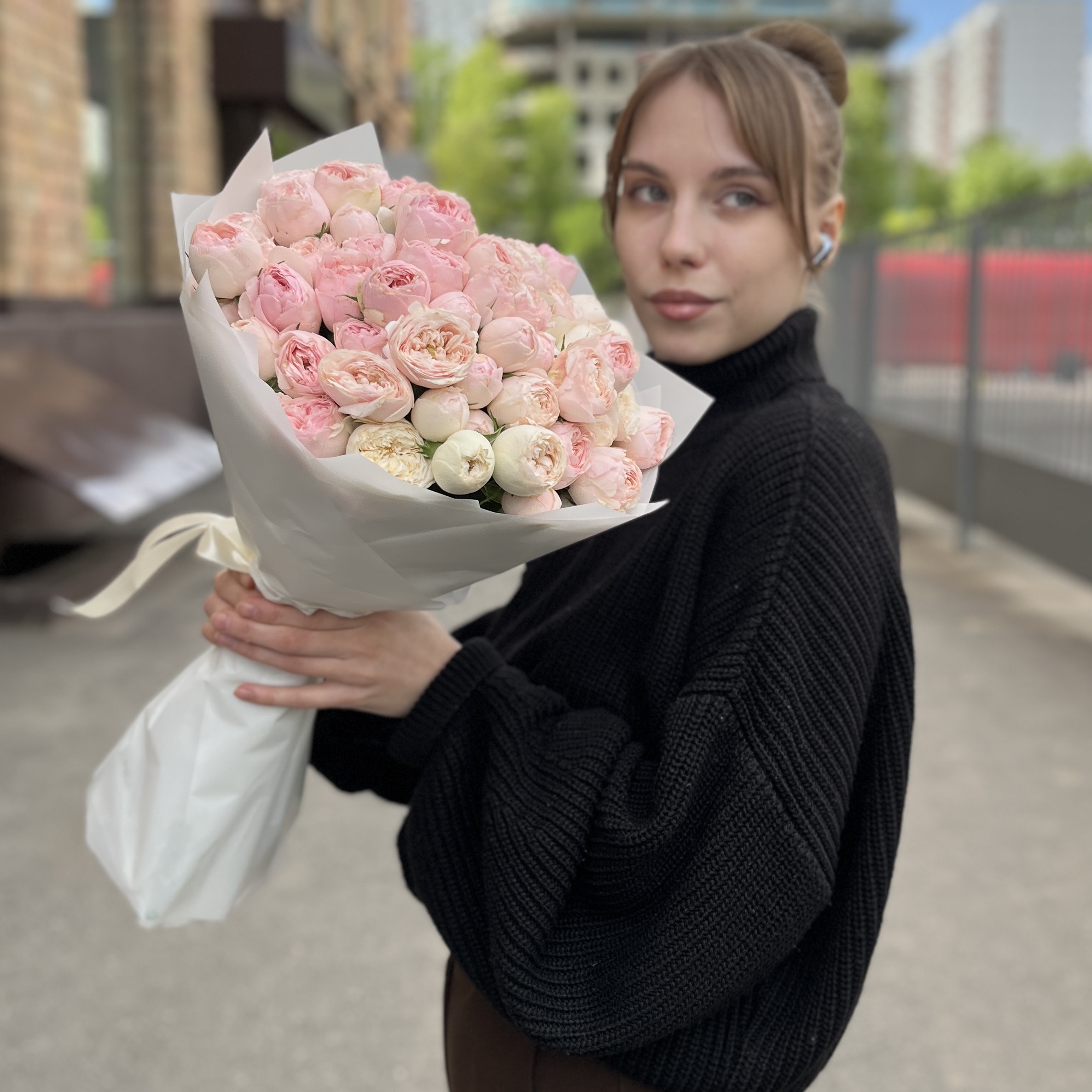 15 кустовых розовых роз Мансфилд парк 50 см