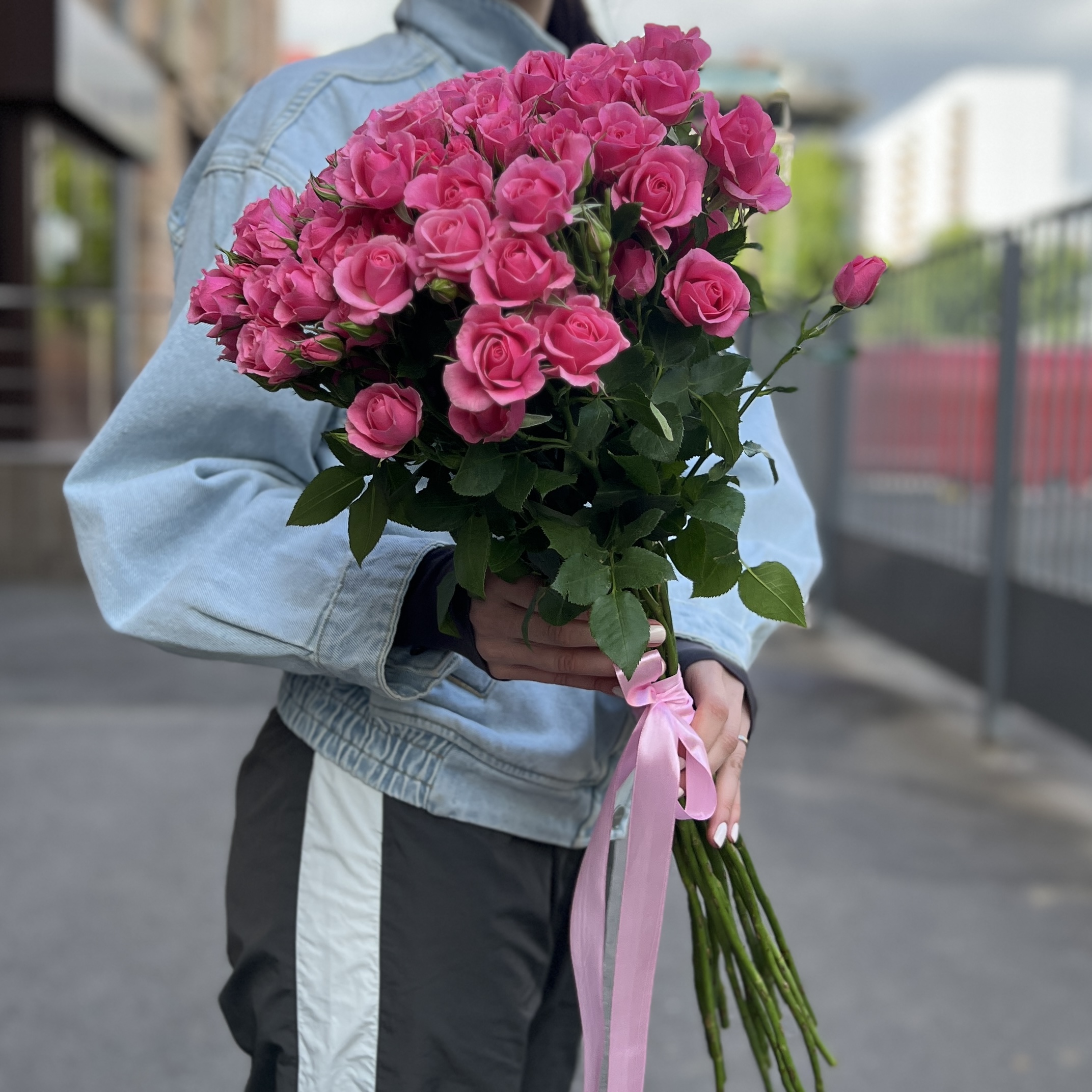 15 кустовых роз Эйлин 70 см