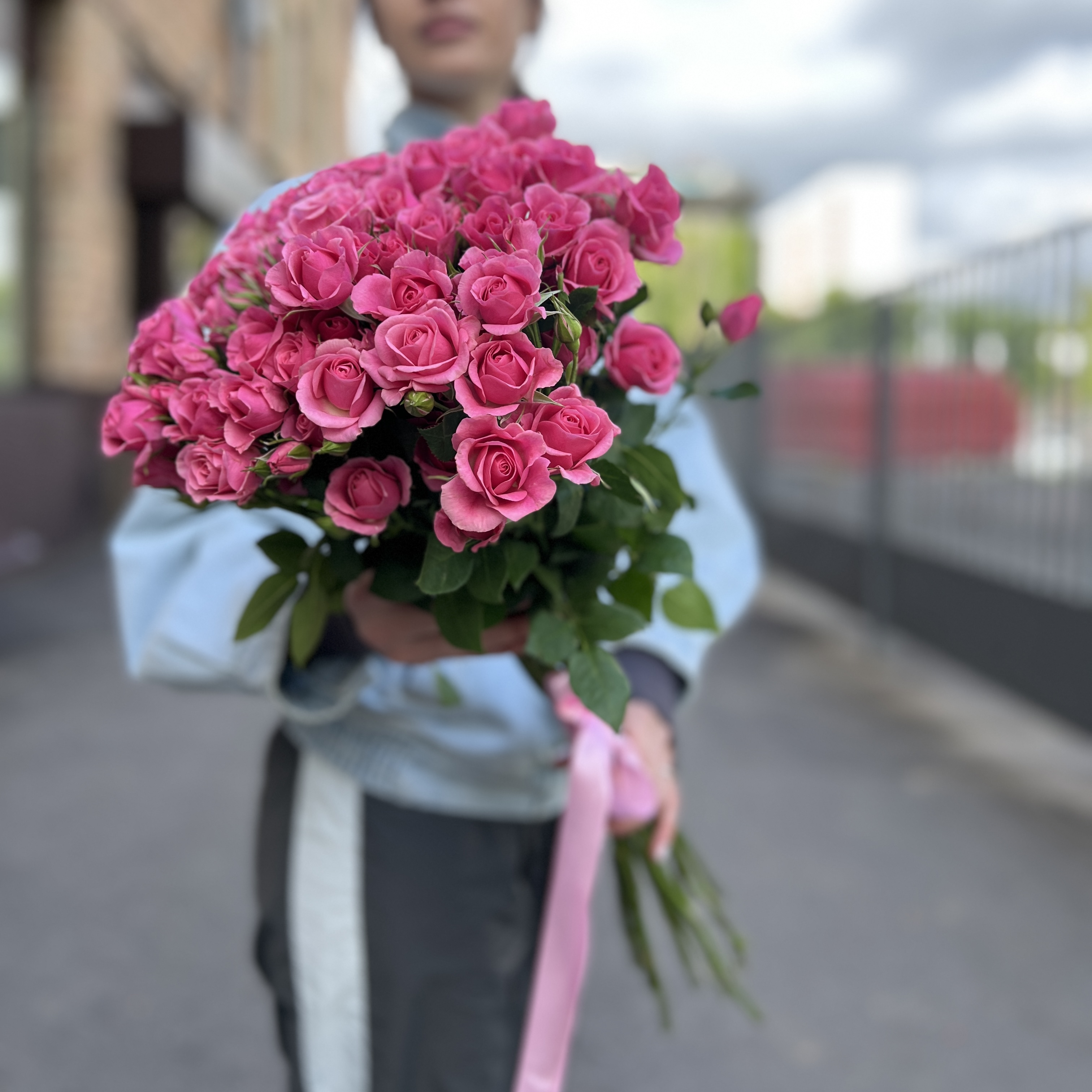15 кустовых роз Эйлин 70 см