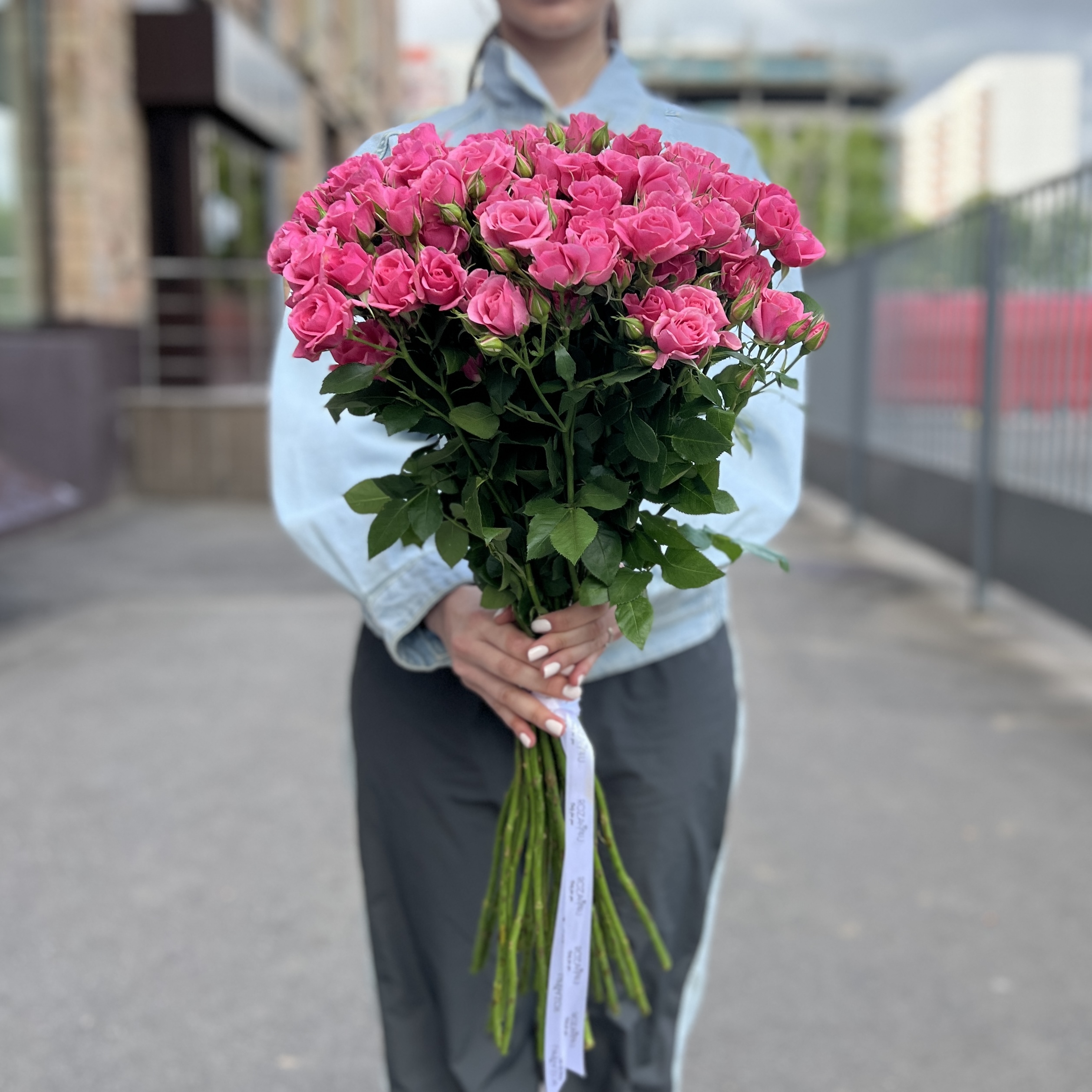25 кустовых роз Эйлин 70 см