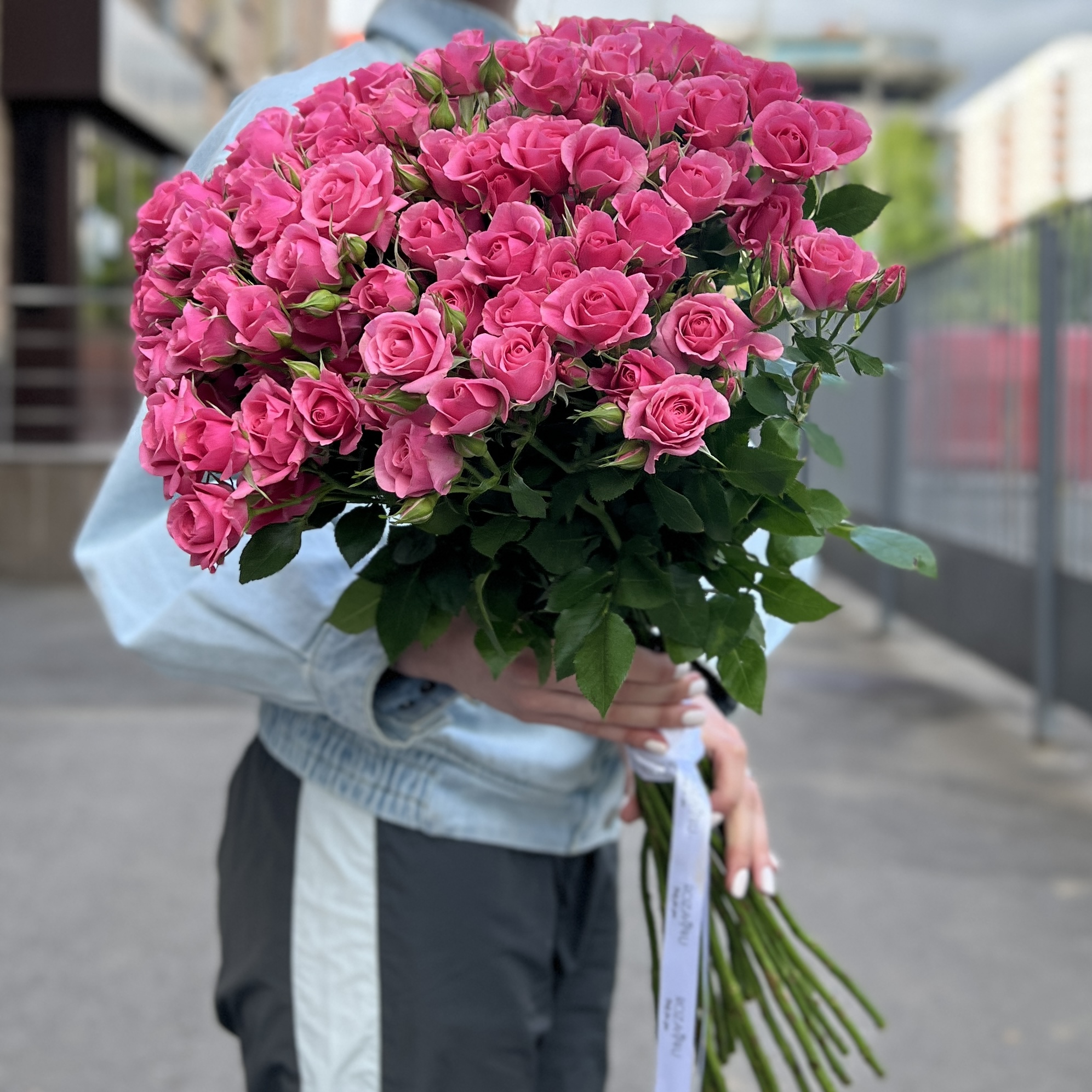 25 кустовых роз Эйлин 70 см