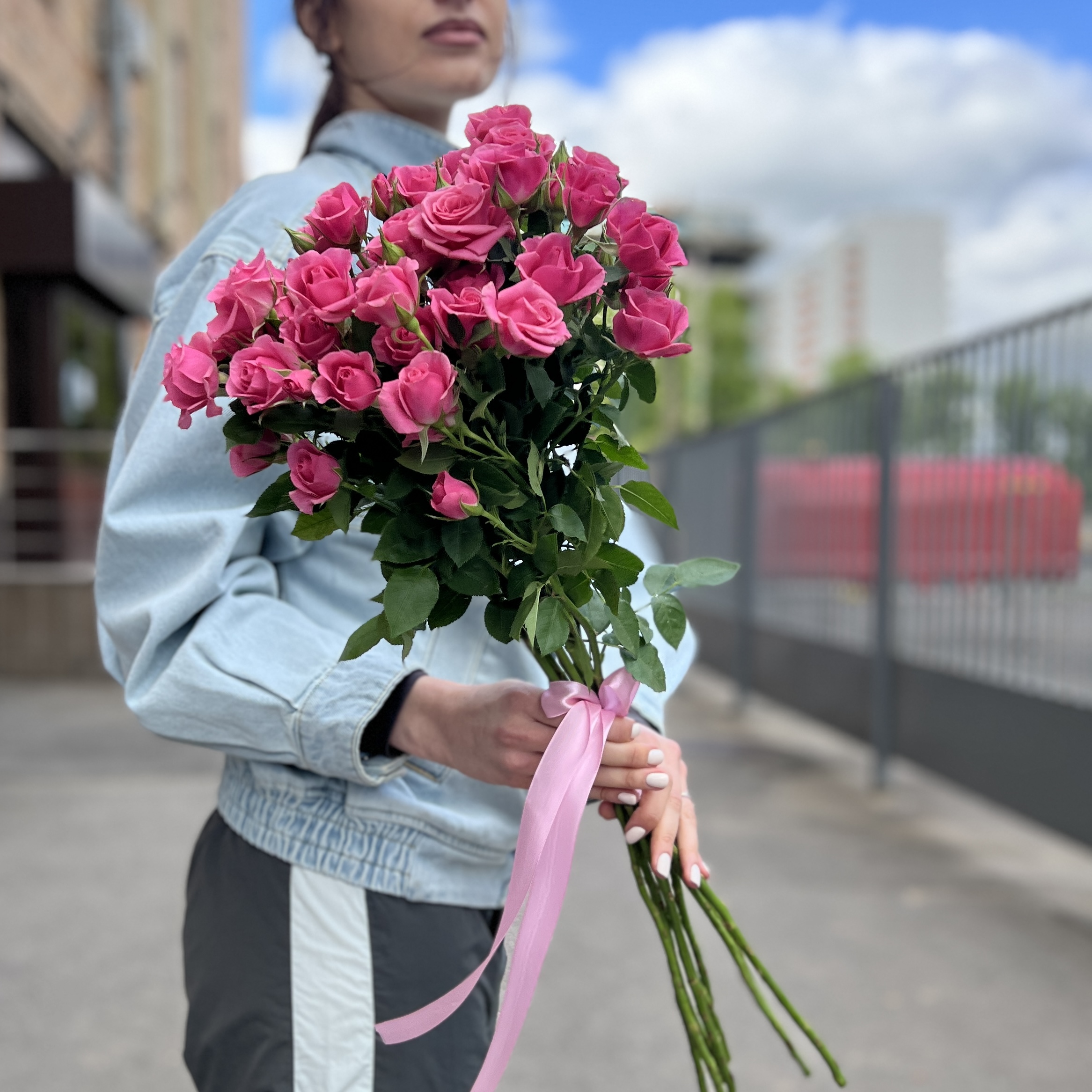 9 кустовых роз Эйлин 70 см
