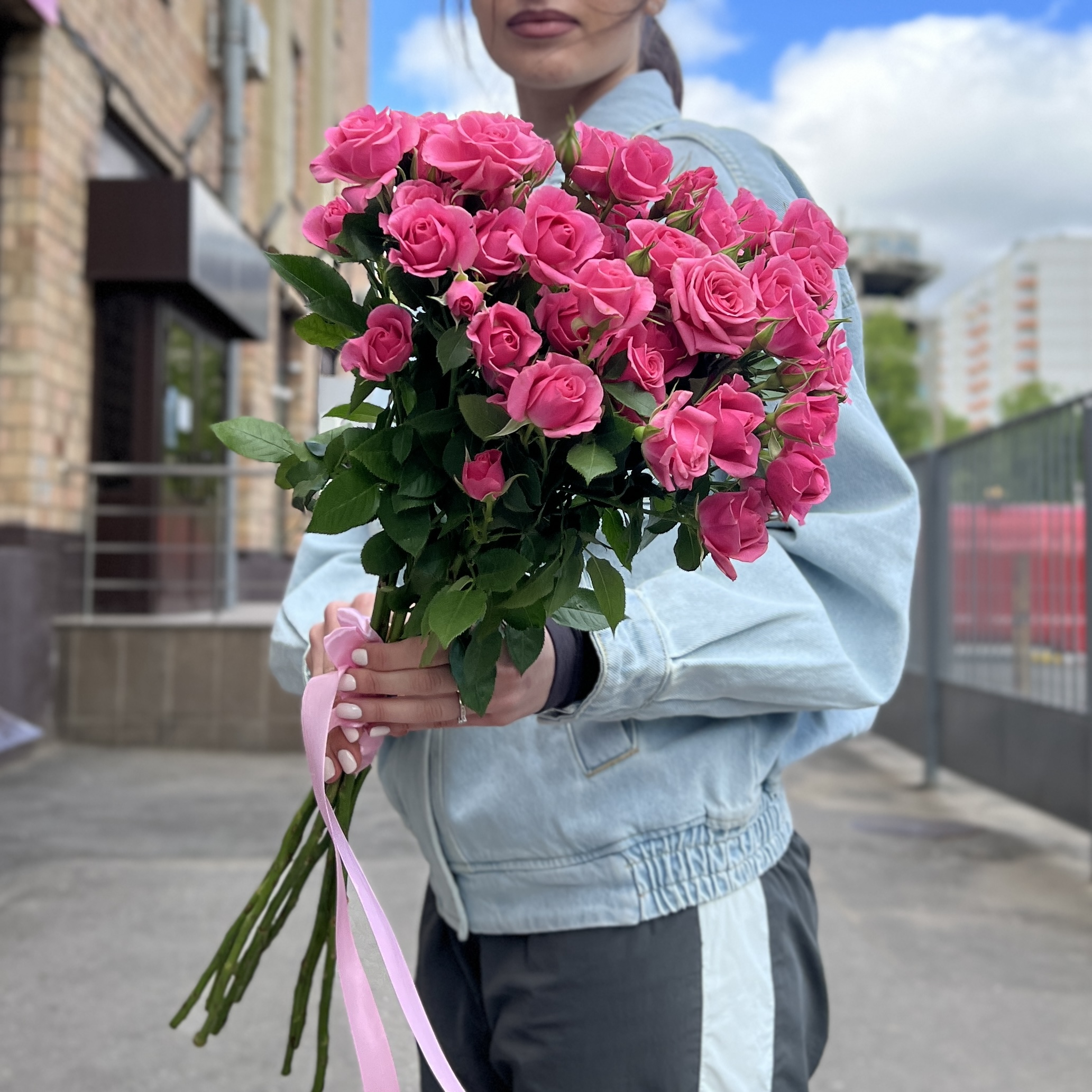 9 кустовых роз Эйлин 70 см