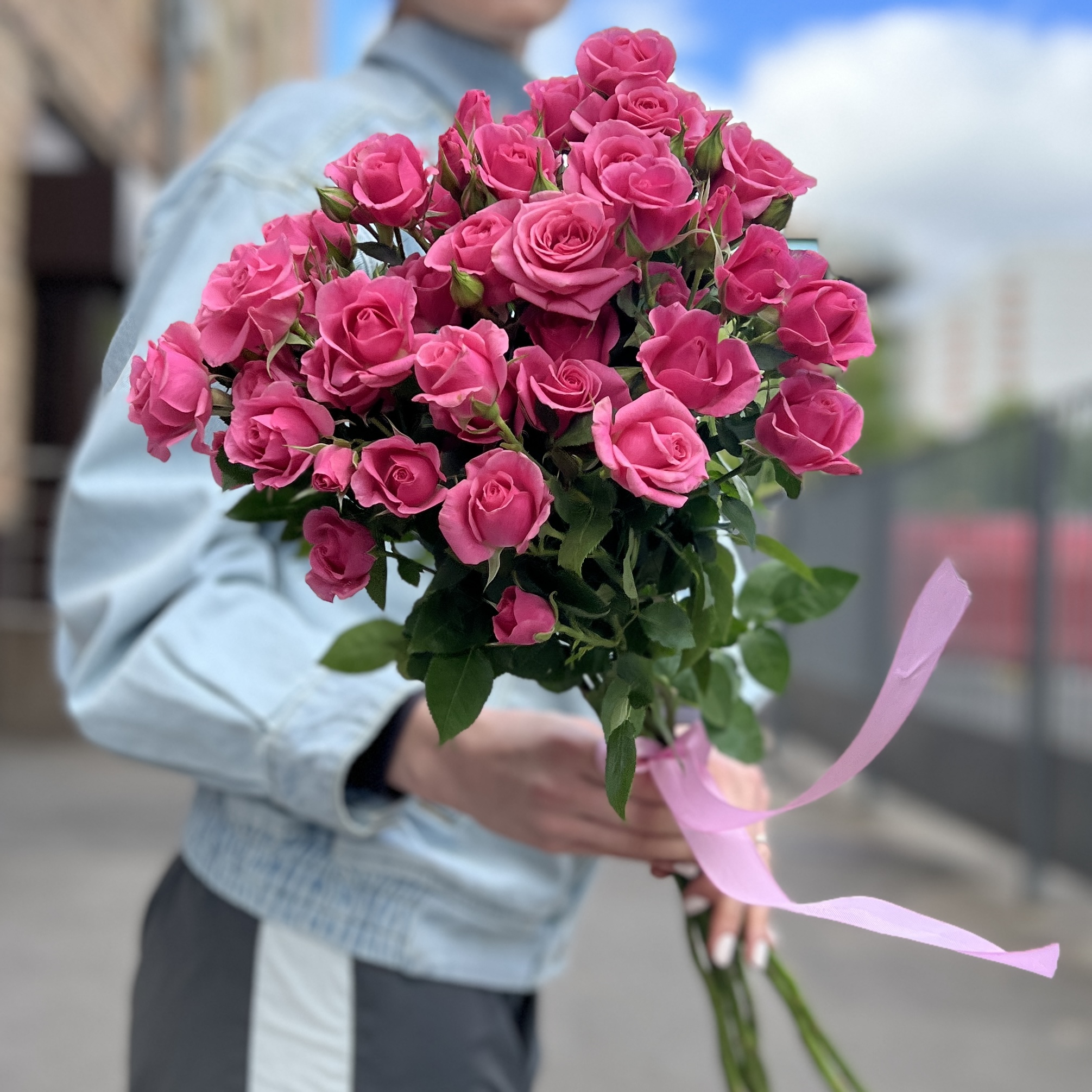 9 кустовых роз Эйлин 70 см