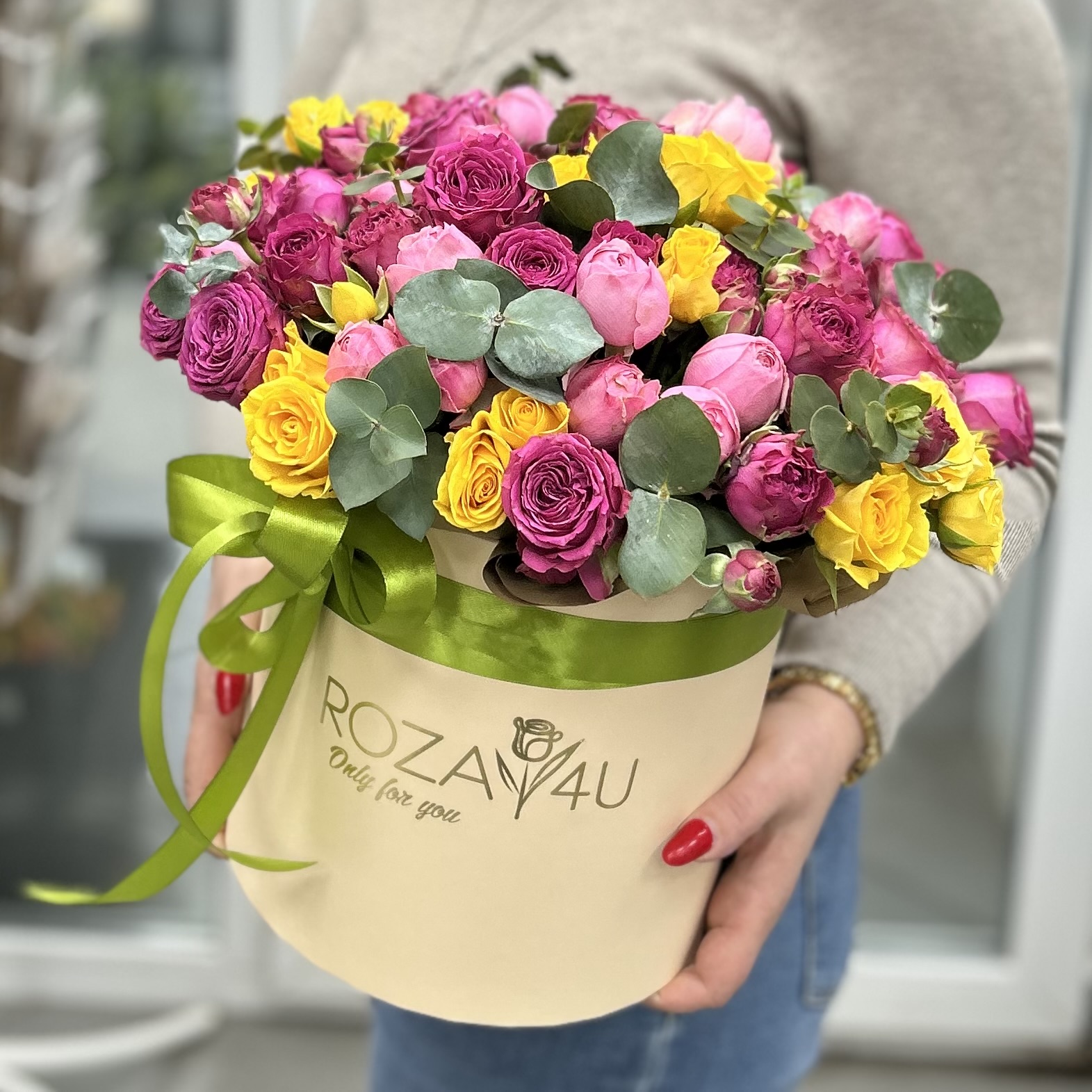 Яркая композиция в коробке с кустовыми розами